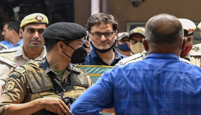 Police and security personnel escort pro-independence party Jammu Kashmir Liberation Front chairman Yasin Malik (C) to a holding area after a sentencing hearing at Patiala house court in New Delhi on May 25, 2022. || AFP photo 