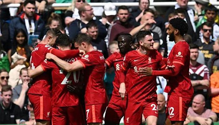 Man City Keep Liverpool at Arm's Length, Norwich Relegated