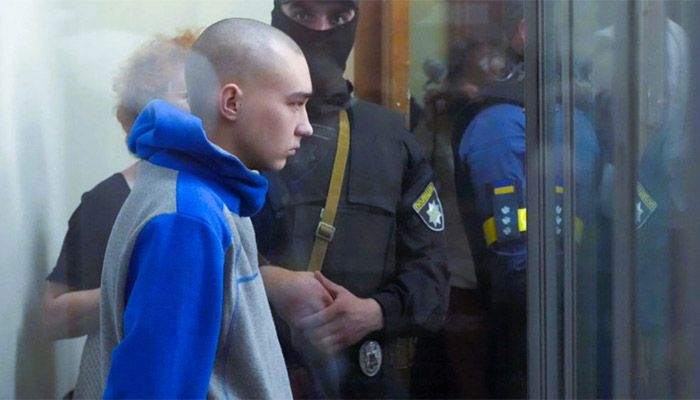 Russian army Sergeant Vadim Shishimarin, 21, is seen behind glass during a court hearing in Kyiv, Ukraine, Friday, May 13, 2022 || Photo: AP