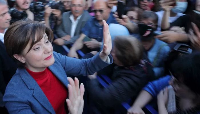 Canan Kaftancioglu, chair of the main opposition Republican People's Party's (CHP) Istanbul branch, greets her supporters as she arrives at the party building in Istanbul, Turkey on May 12, 2022 || Reuters Photo