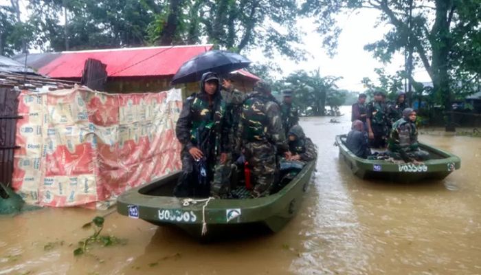 Bangladesh Army personnel evacuate affected people from a flooded area following heavy monsoon rainfalls in Sylhet on June 18, 2022 || AFP Photo