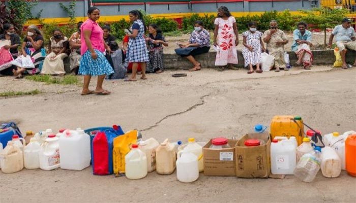 People queue up to buy kerosene for domestic use at a supply station in Colombo on June 17, 2022 || Photo: AFP