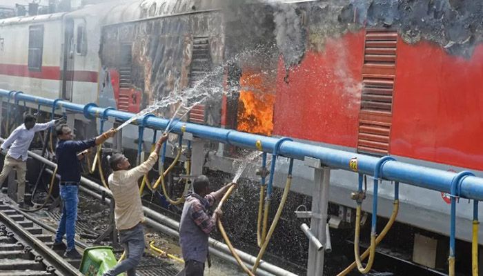 Indian Trains Set Ablaze in Protests against Military Hiring Changes     