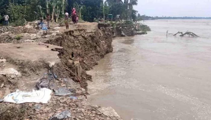 Flood Situation in Sirajganj Improves, People Continue to Suffer  