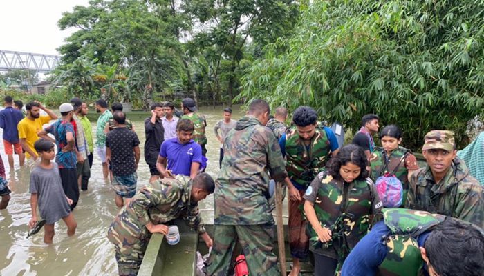 Army Rescue Stranded DU Students with Others in Sunamganj