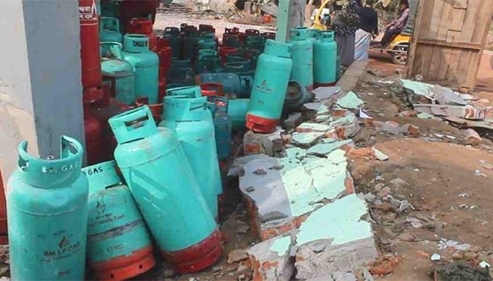 The elite force also seized 10,000 gas cylinders during the drive and sealed off a number of gas and oil depots in the area || Photo: Collected 