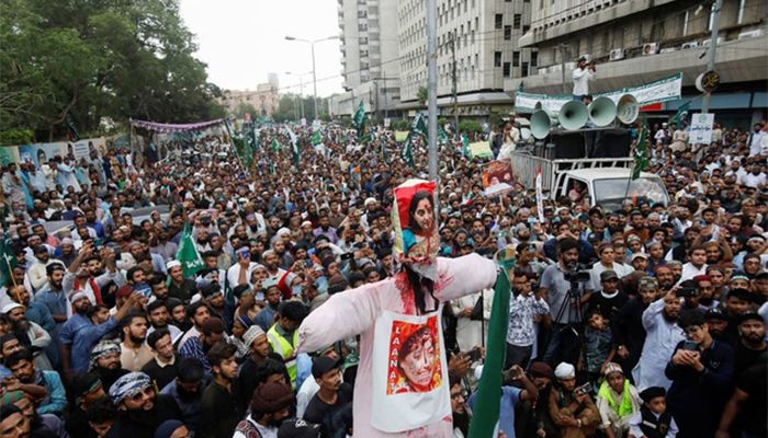 Supporters of the Tehreek-e-Labbaik Pakistan (TLP), a religious and political party, gather as an effigy depicting suspended Bharatiya Janata Party (BJP) spokeswoman Nupur Sharma is carried during a protest against the comments on Prophet Mohammed, in Karachi, Pakistan Jun 10, 2022 || Photo: Reuters