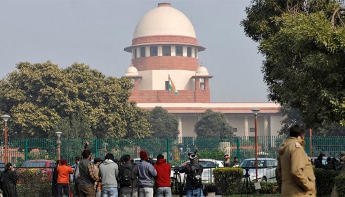 Television journalists are seen outside the premises of the Supreme Court in New Delhi, India, January 22, 2020 || Photo: Reuters