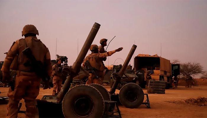 French soldiers from Operation Barkhane, prepare to fire mortars with flare shells on a temporary advanced operating base, as they leave Gossi, Mali, on 17 April, 2022 || Photo: AFP