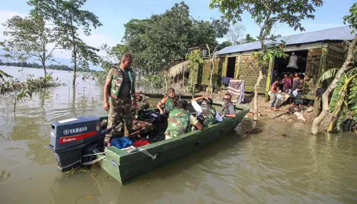 Soldiers provide food aid to the families stuck in flooded residential areas following heavy monsoon rainfalls in Gowainghat, Sylhet on June 23, 2022 || AFP Photo