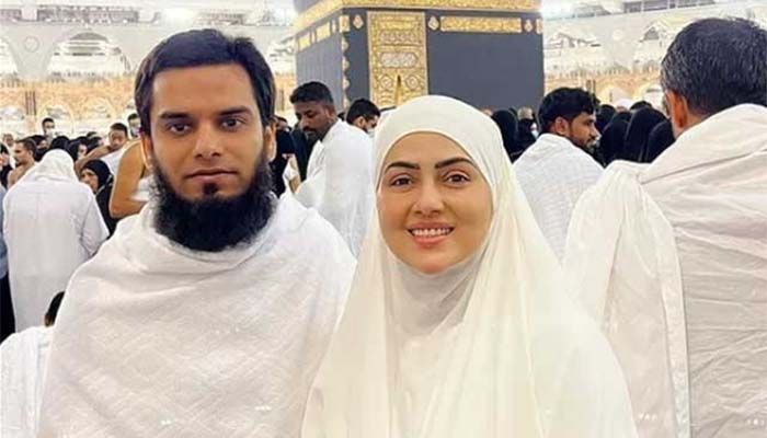 ﻿Former actress Sana Khan with her husband Anas Saiyad in Mecca || Photo: Collected 