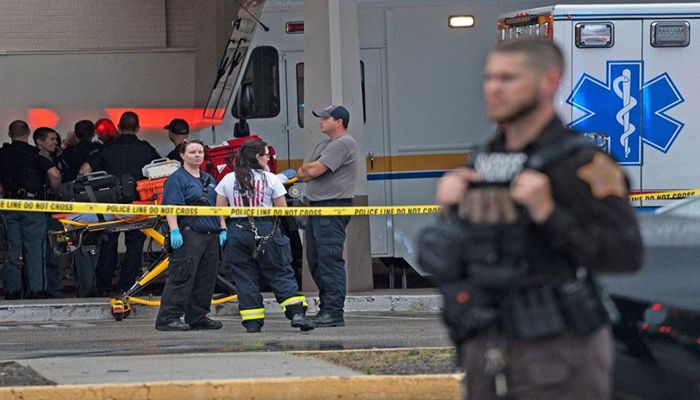 Emergency personnel gather after a shooting at Greenwood Park Mall in Greenwood, Indiana, U.S. July 17, 2022.  || Photo: Reuters