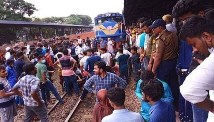 Students Block Rail Track after Failing to Get Tickets