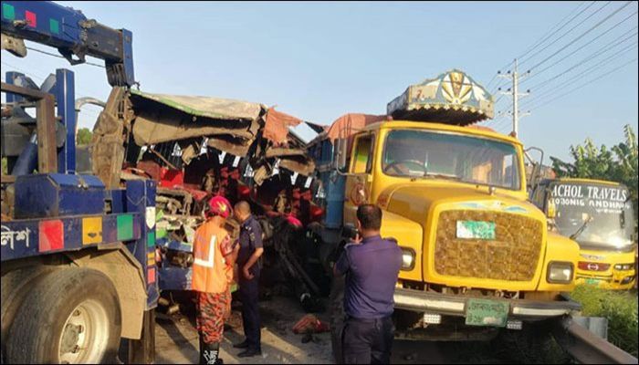 4 Killed As Bus Hits Truck on Dhaka-Tangail Highway  