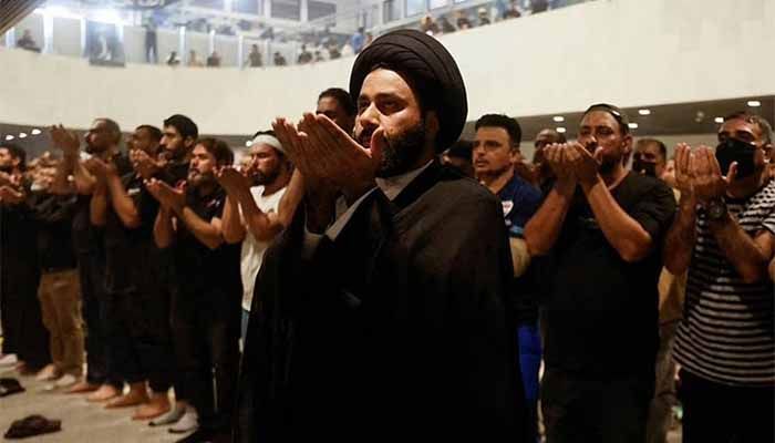 Supporters of Iraqi Shia cleric Moqtada al-Sadr pray during a protest against corruption, inside the Parliament, in Baghdad, Iraq July 30, 2022 || Photo: REUTERS