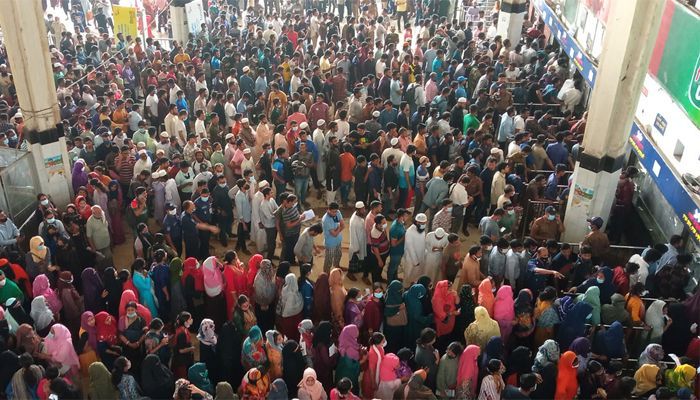 Huge Crowd at Kamalapur to Buy Advance Train Tickets