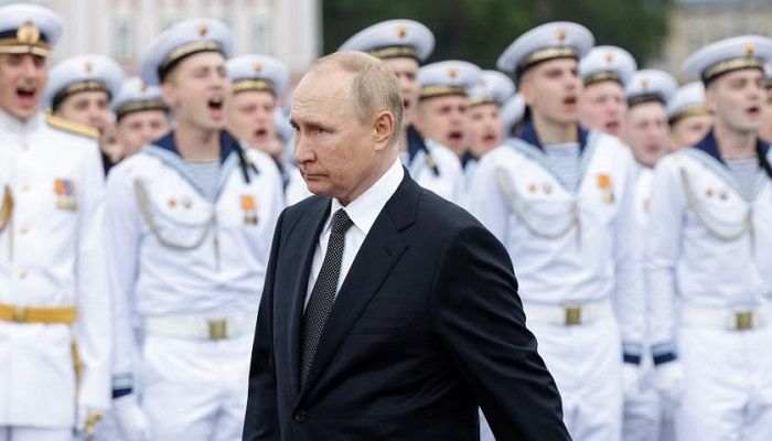 Russia's President Vladimir Putin attends a parade marking Navy Day in Saint Petersburg, Russia July 31, 2022 || Photo: Reuters