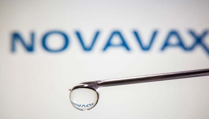 A Novavax logo is reflected in a drop on a syringe needle in this illustration taken November 9, 2020 || Photo: REUTERS