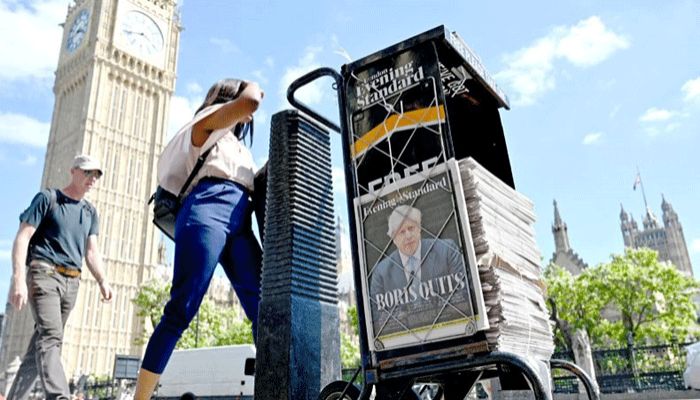 Copies of the Evening Standard newspaper, leading with the story that Britain’s prime minister Boris Johnson has resigned as leader of the Conservative Party, are placed out for distribution, by the Houses of Parliament in central London on July 7. || Photo: AFP
