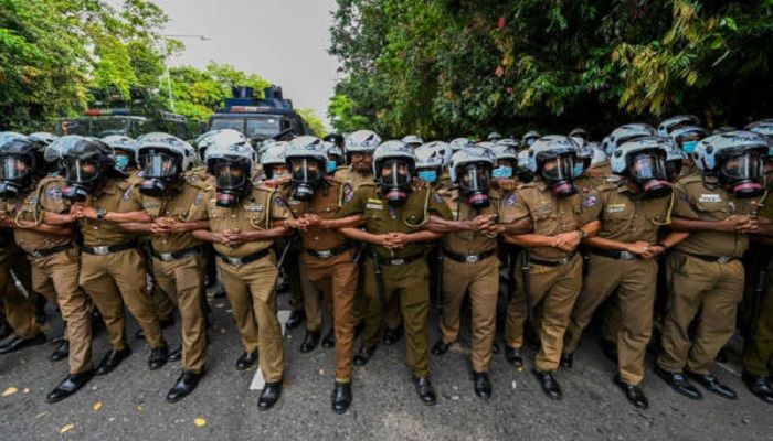 Sri Lanka Troops Barricade Parliament against Protesters