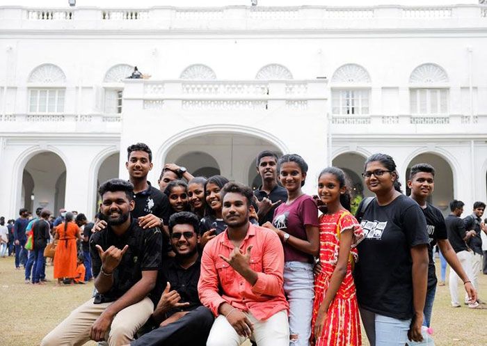 Youth pose for photographs in the garden of the President's house after demonstrators entered the building, after President Gotabaya Rajapaksa fled, in Colombo, Sri Lanka, July 11, 2022. || Photo: REUTERS

