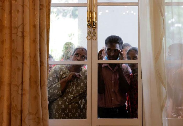 People look through a glass window during a visit at the President's house after demonstrators entered the building, after President Gotabaya Rajapaksa fled, in Colombo, Sri Lanka, July 11, 2022. || Photo: REUTERS
