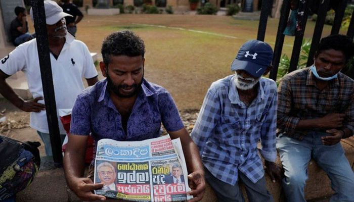 A man folds a newspaper after reading the news about the resignation of President Gotabaya Rajapaksa who fled to Singapore amid Sri Lanka's economic crisis, in front of the Presidential Secretariat, in Colombo, Sri Lanka, July 15, 2022. || Photo: Reuters