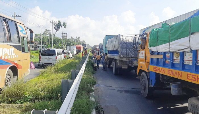 Hundreds of vehicles with passengers, goods and cattle were moving very slowly on Dhaka-Tangail-Bangabandhu Bridge Highway || Photo: Collected