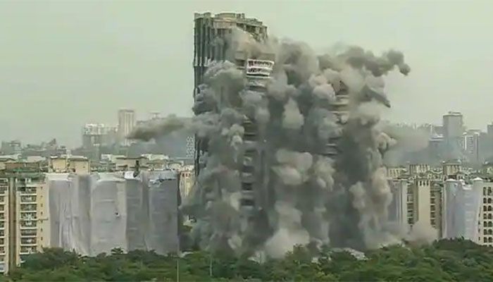 The Supertech Twin Towers collapses following a controlled demolition after the Supreme Court found them in violation of building norms, in Noida, India, Aug 28, 2022. || REUTERS