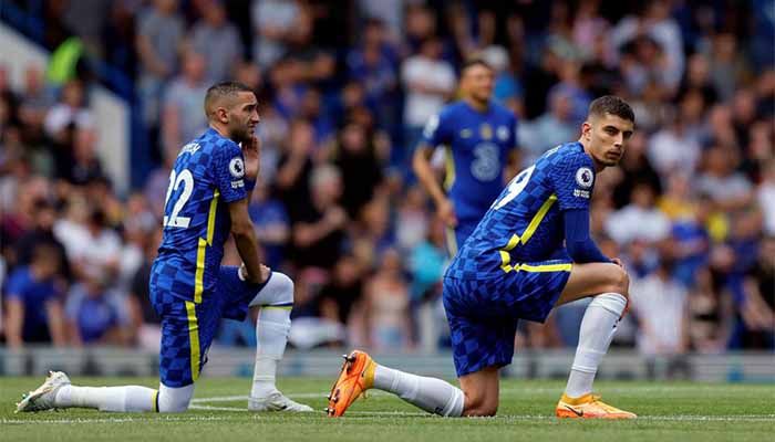 Chelsea's Hakim Ziyech and Chelsea's Kai Havertz take a knee before the match || Photo: Reuters
