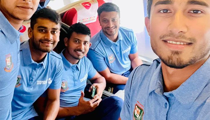 Shakib Al Hasan and the team in a selfie|| Photo: Collected 