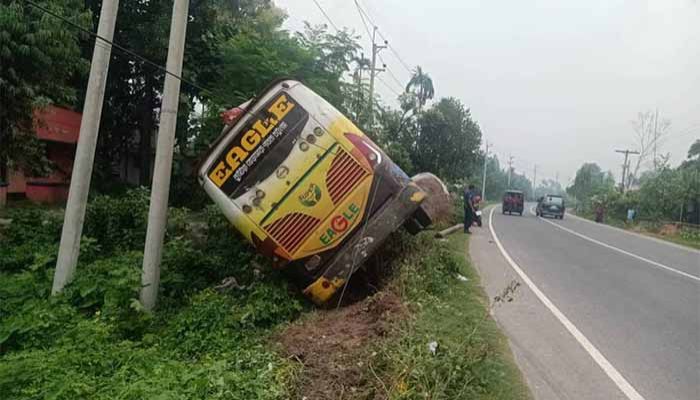 The bandits fled by overturning the bus on a sand pile near Raktipara Jame Masjid of Madhupur Upazila on Tangail Mymensingh Road || Photo: Collected 