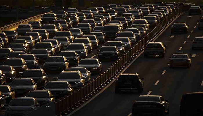 Rush hour traffic backs up along a highway in Beijing, China, on April 23, 2020 || Photo: Collected 