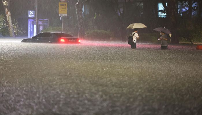 Rains in S. Korea Turn Seoul’s Roads to Rivers, Leave 7 Dead  