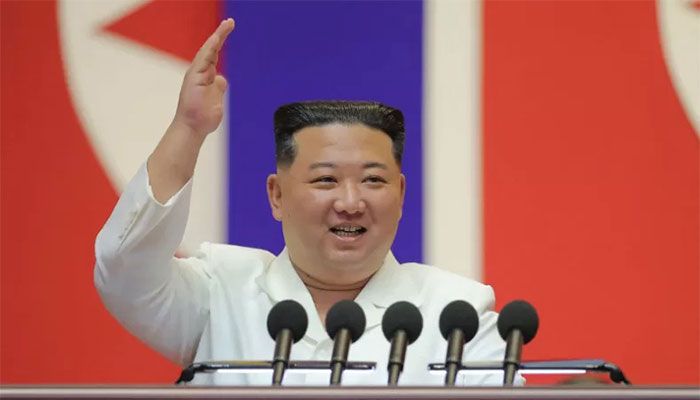 North Korea's leader Kim Jong Un giving a speech to congratulate members of the military medical department of the Korean People's Army for contributing to the prevention of the spread of Covid-19, in Pyongyang on August 18, 2022 || Photo: Collected 