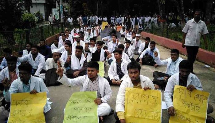 BSBMC Students Protest against 'Unsafe' Halls  
