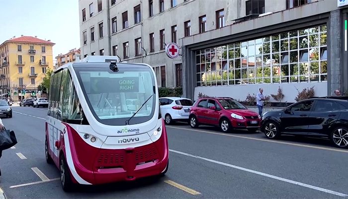 A self-driving shuttle is tested in the first self-driving public transport experiment in Turin, Italy, August 9, 2022 || Photo: REUTERS