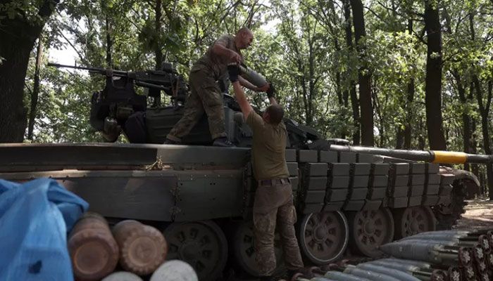 Ukrainian tankers load munition shells onto their tank at the front line in the Donetsk region on August 19, 2022 || AFP Photo: Collected  