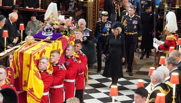 Members of the royal family accompany Queen Elizabeth II's coffin as it is carried into Westminster Abbey || Photo: Reuters