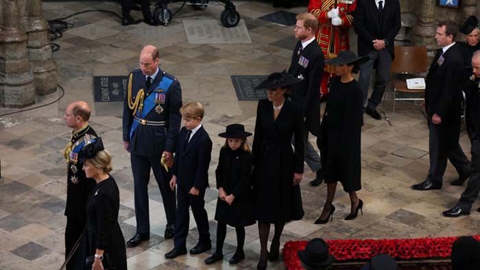 Prince of Wales William, Princess of Wales Catherine, Duke of Sussex Prince Harry, Duchess of Sussex Meghan, Prince George and Princess Charlotte at Westminster in mourning dress || Photo: Reuters