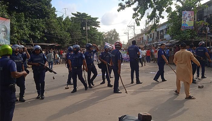 50 Injured As Police And BNP Men Clash at Munshiganj Rally