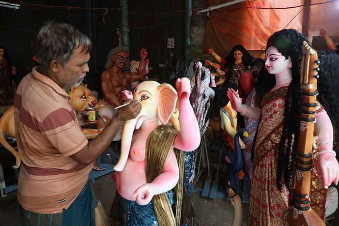 Meanwhile, the work of making idols of Lakshmi, Saraswati, Ganesha and Karthik is going on. But this time the number of pujas has increased, but the budget has not increased much, said idol artists.