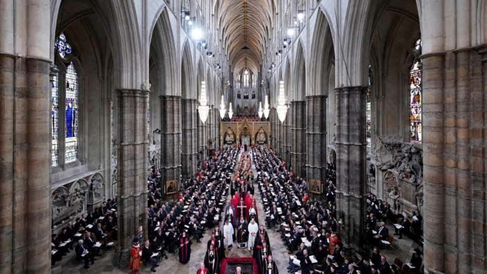 Waiting for Queen Elizabeth's coffin before her funeral at Westminster Abbey, London || Photo: Reuters