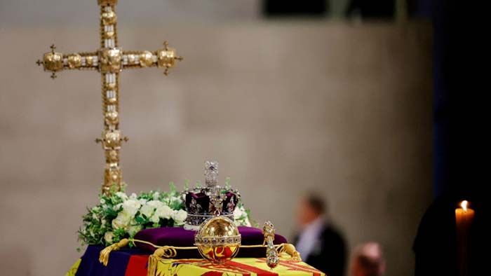 The Queen's coffin is decorated in royal fashion with crowns and flowers || Photo: Reuters