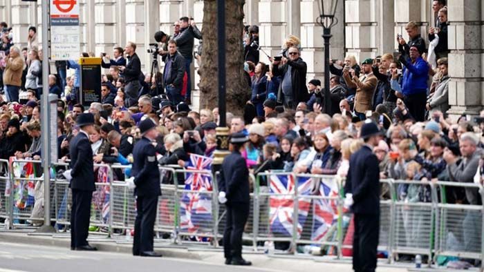 The public and photographers wait on Horse Guards Avenue before the start of the Queen's funeral || Photo: Reuters