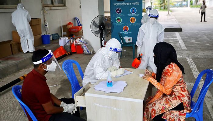 A woman consults a doctor before swab testing at Mugda Medical College and Hospital, as the coronavirus disease (COVID-19) outbreak continues, in Dhaka, Bangladesh, on 23 June 2020 || Photo: Reuters