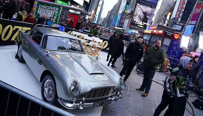 Daniel Craig Costumes Star at James Bond Auction  