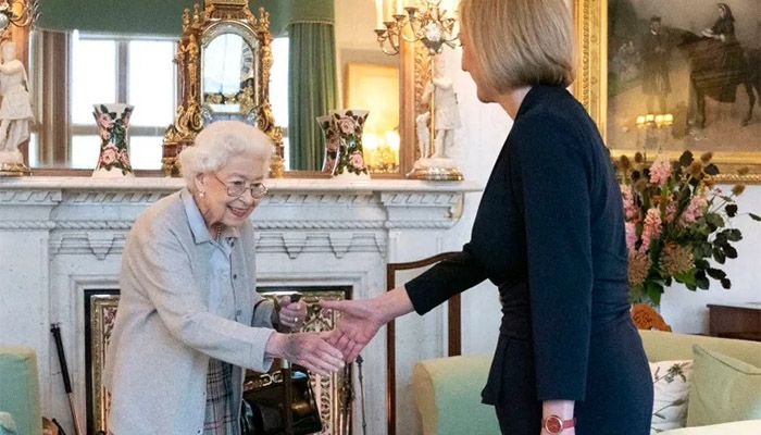 Queen Elizabeth II welcomes Liz Truss during an audience at Balmoral  || Photo: AP