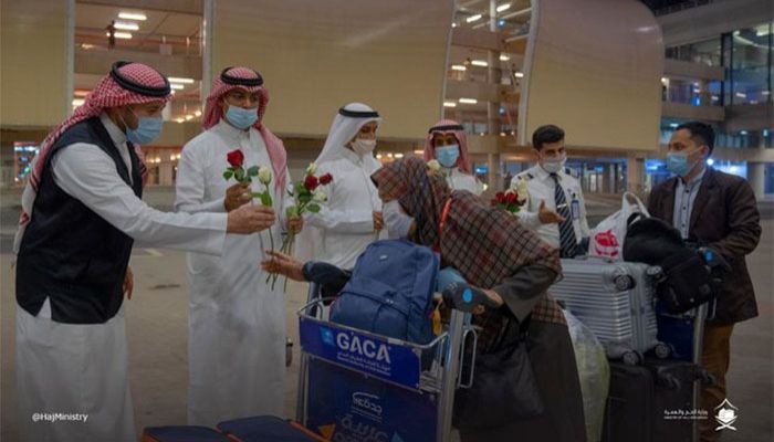 Thai pilgrims are welcomed by officials at Jeddah’s King Abdulaziz International Airport on Thursday. (@HajMinistry)