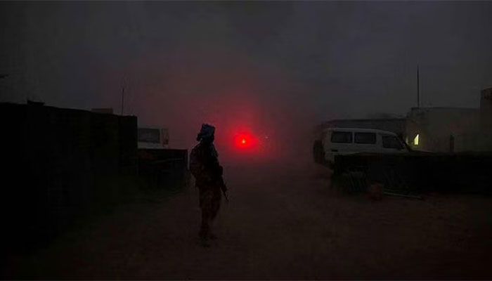 A United Nations peacekeeper secures the MINUSMA base after a mortar attack in Kidal Mali, Jun 8, 2017. || Photo: Collected  